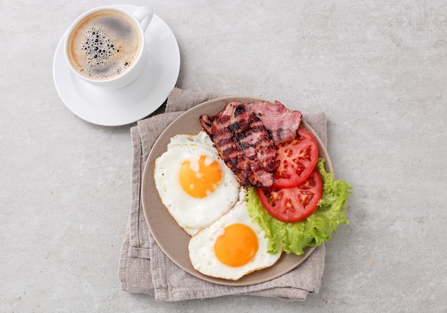 Petit-déjeuner sain sur la table