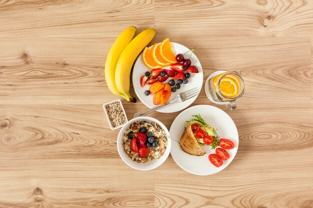 Petit-déjeuner sain sur table