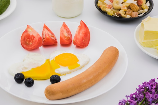 Photo gratuite petit déjeuner avec saucisse et oeuf