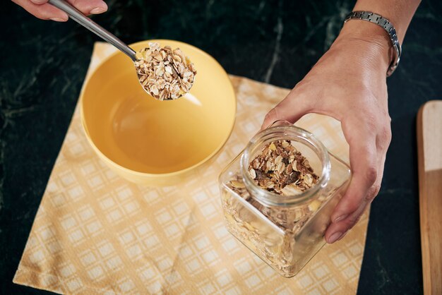 Petit déjeuner savoureux avec des céréales