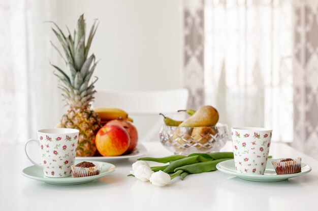 Petit-déjeuner simple vue latérale avec des tasses à café