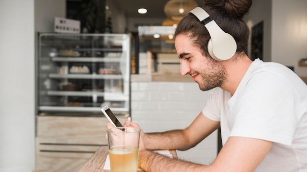 Petit déjeuner et smartphone