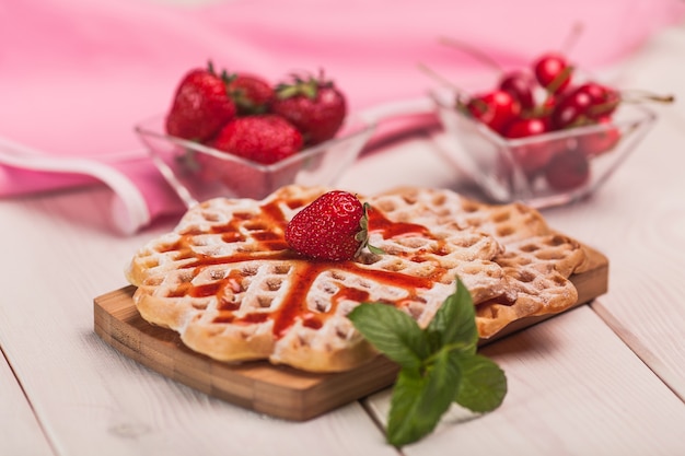 Petit-déjeuner sucré sur un bureau en bois