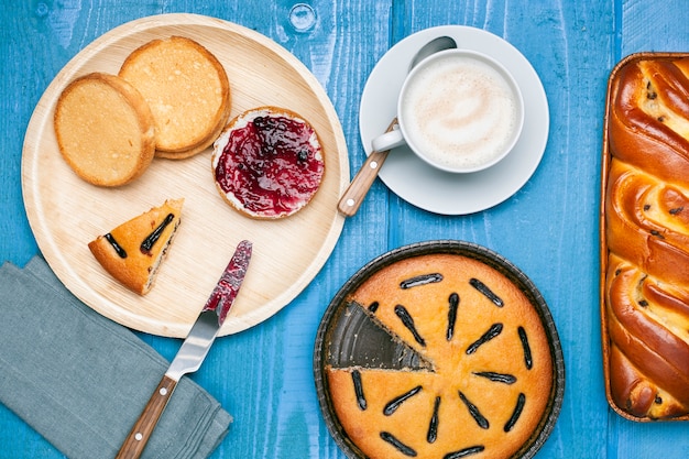 Photo gratuite petit déjeuner sucré avec cappuccino