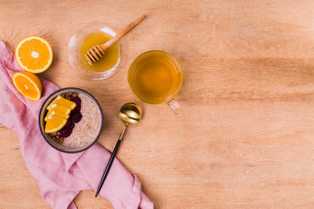 Photo gratuite petit déjeuner sucré avec espace copie miel