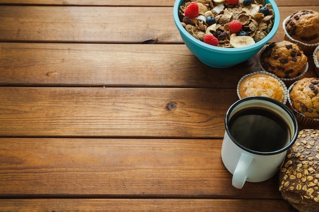 Photo gratuite petit-déjeuner sucré avec une tasse de café