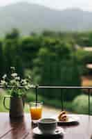 Photo gratuite petit-déjeuner sur une table en bois avec vue naturelle