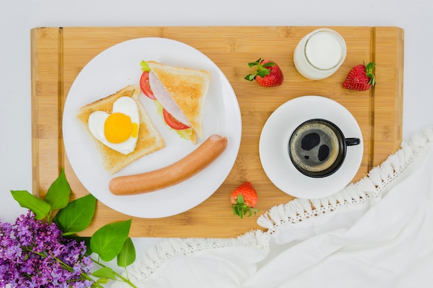 Photo gratuite petit déjeuner avec une tasse de café et des fruits