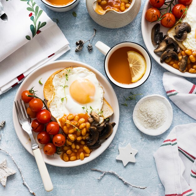 Petit-déjeuner de vacances avec des haricots grillés et photographie de nourriture aux œufs