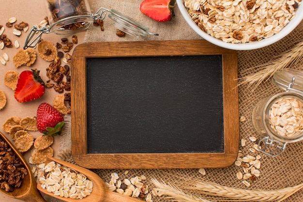 Photo gratuite petit-déjeuner vue de dessus avec des céréales