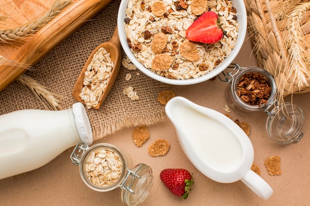 Photo gratuite petit-déjeuner vue de dessus avec des céréales