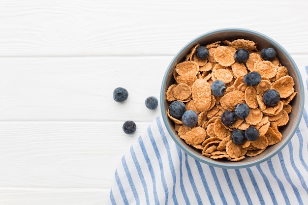 Photo gratuite petit-déjeuner vue de dessus avec des céréales