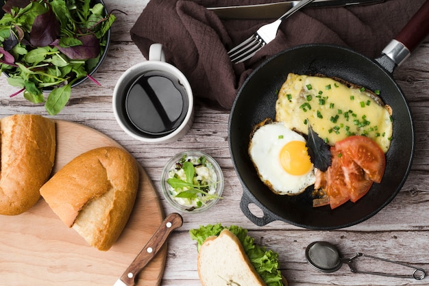 Petit-déjeuner vue de dessus avec œufs et légumes