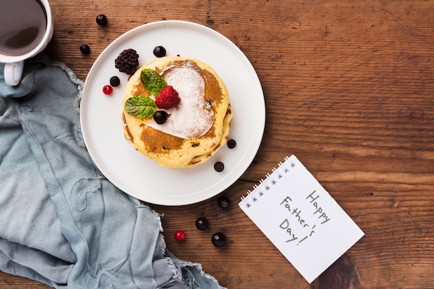 Petit-déjeuner vue de dessus pour le père