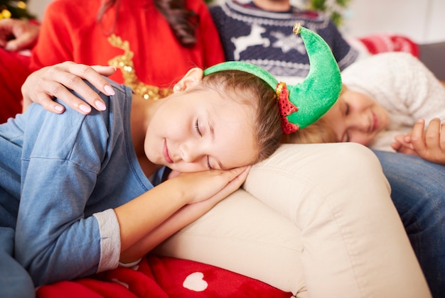 Petit elfe mignon dormant à Noël