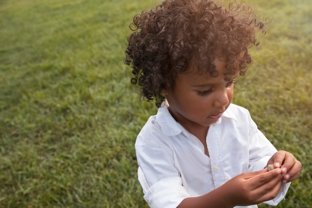 Photo gratuite petit enfant à angle élevé à l'extérieur