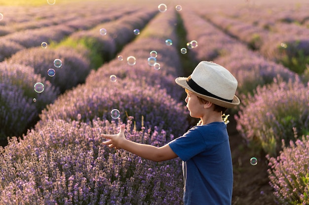 Petit enfant dans un champ de fleurs