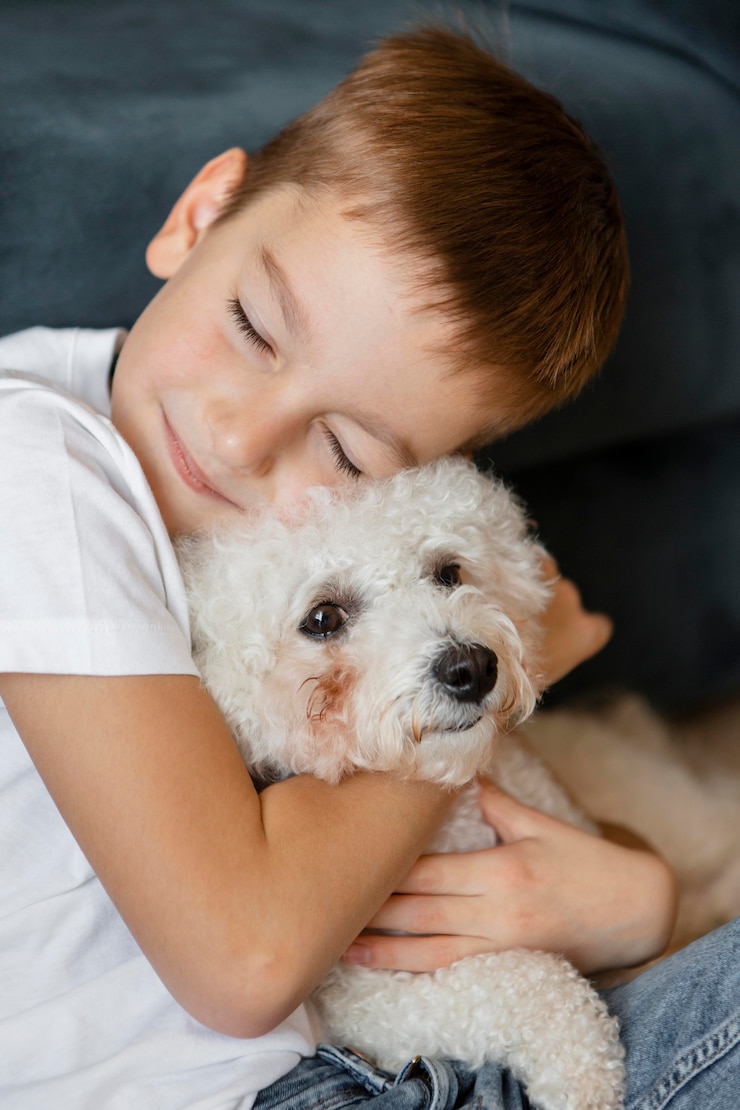 Photo gratuit petit enfant étreignant son chien