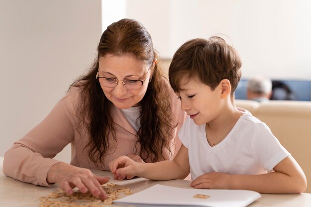 Petit-enfant à faire ses devoirs avec grand-mère