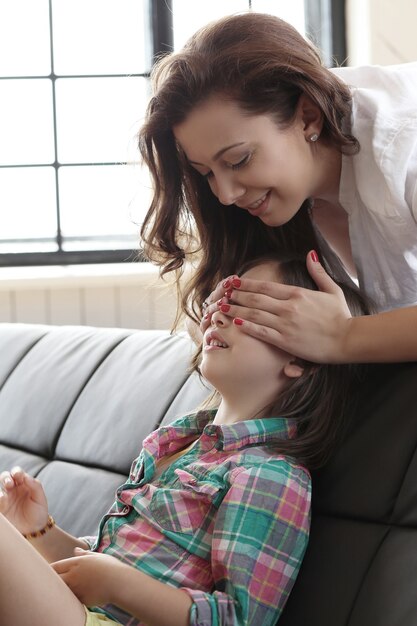 Petit enfant jouant à cache-cache avec sa mère et fermant les yeux