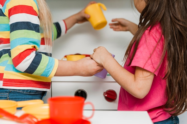 Petit enfant jouant