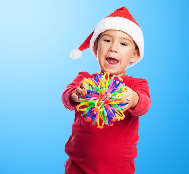 Petit enfant avec un jouet