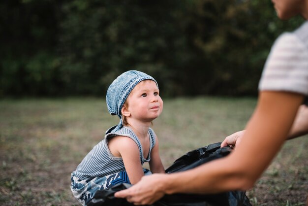 Petit enfant logé chez un parent à l'extérieur