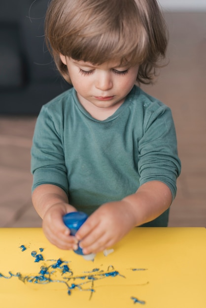 Petit enfant peignant comme un artiste