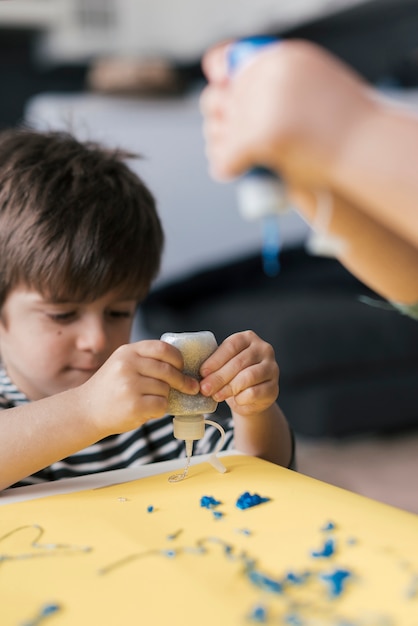 Photo gratuite petit enfant peignant comme un artiste