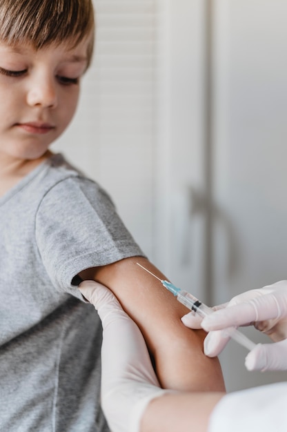 Photo gratuite petit enfant se faire vacciner