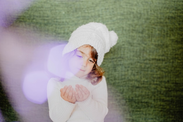 Photo gratuite petit enfant en vêtements d'hiver