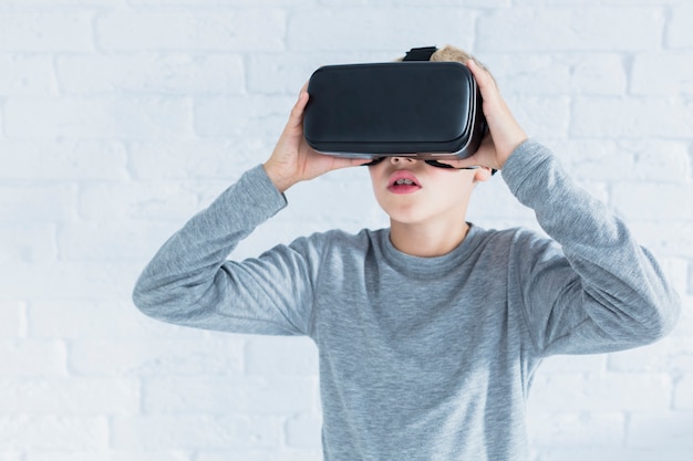 Petit garçon à l&#39;aide de lunettes de réalité virtuelle