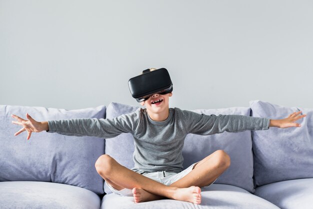 Petit garçon à l&#39;aide de lunettes de réalité virtuelle