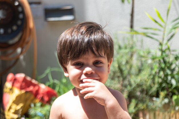 Petit garçon aux yeux bleus avec un visage amusant