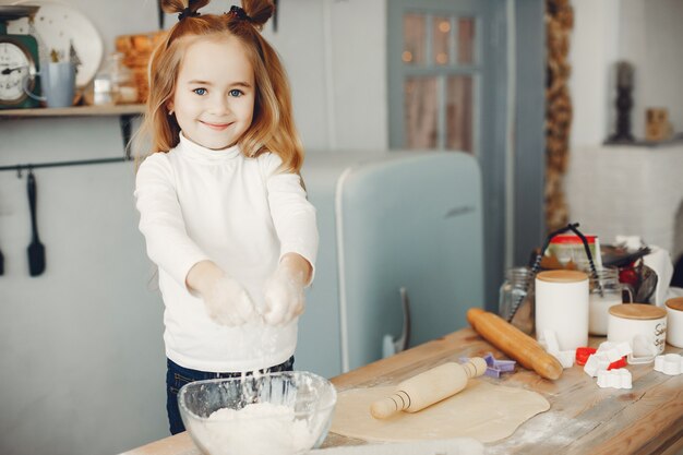 Petit garçon cuire la pâte pour les cookies