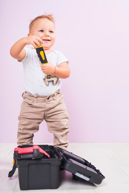 Petit garçon debout avec une clé