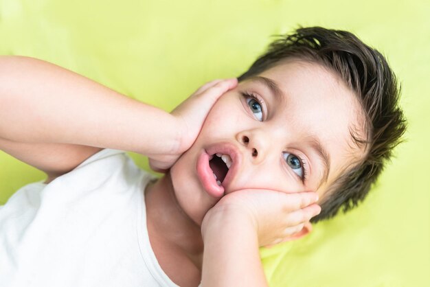 Petit garçon avec une expression amusante sur son visage