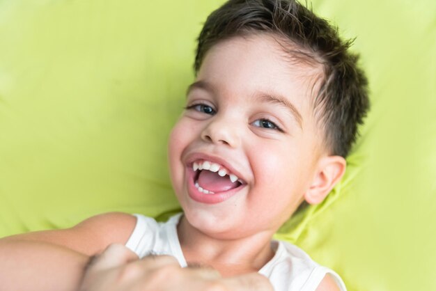 Petit garçon avec une expression amusante sur son visage