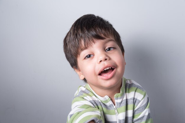 Petit garçon avec une expression amusante sur son visage