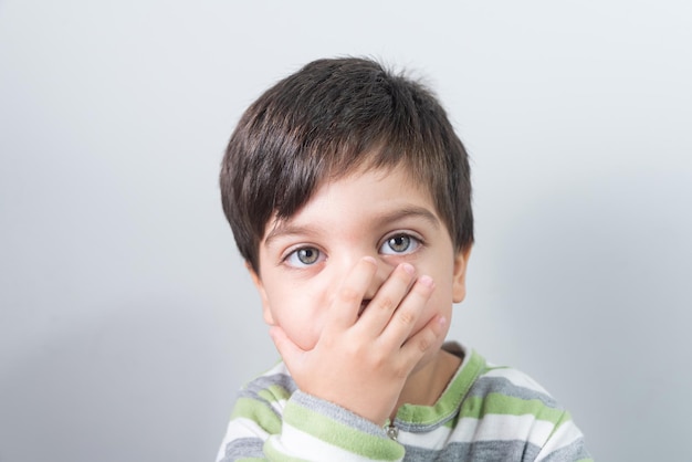 Petit garçon avec une expression amusante sur son visage