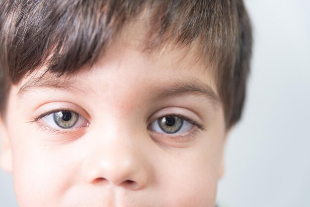 Petit garçon avec une expression amusante sur son visage