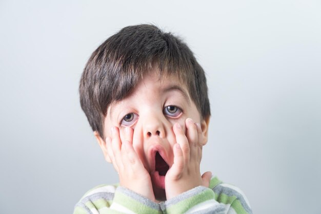 Petit garçon avec une expression amusante sur son visage