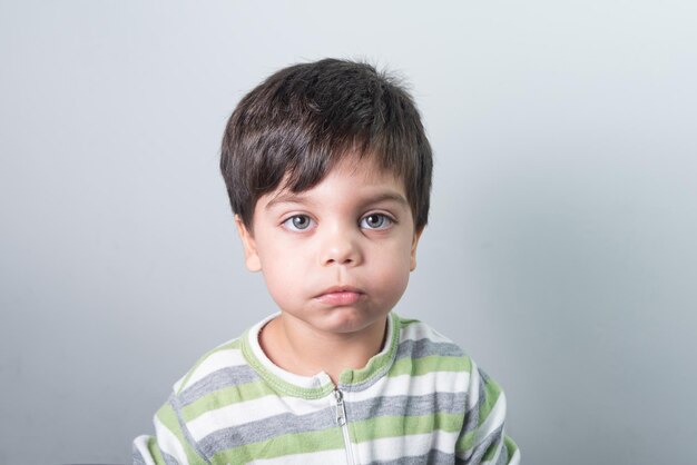 Petit garçon avec une expression amusante sur son visage