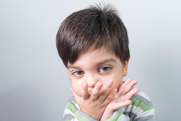 Petit garçon avec une expression amusante sur son visage