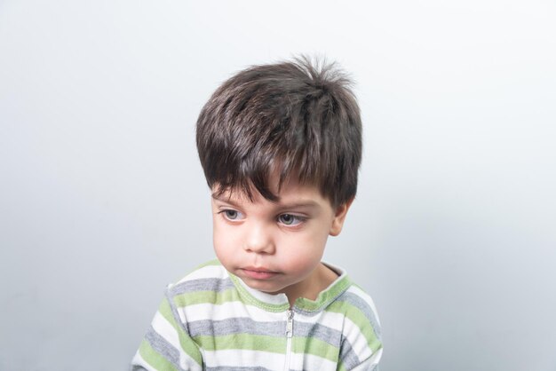 Petit garçon avec une expression amusante sur son visage