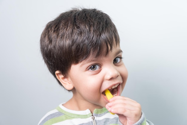 Petit garçon avec une expression amusante sur son visage