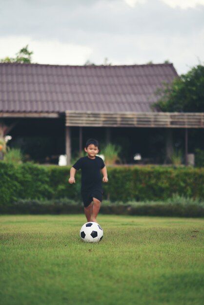 Petit garçon jouant au football soccer