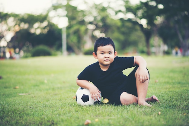 Petit garçon jouant au football soccer