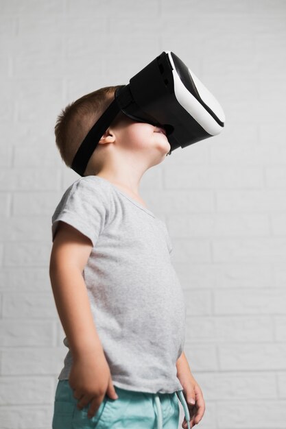 Petit garçon jouant avec un casque de réalité virtuelle