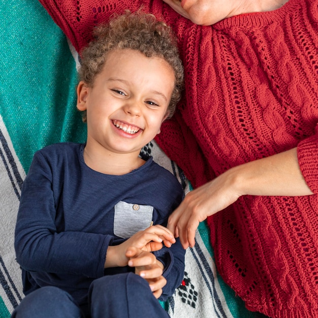 Photo gratuite petit garçon jouant à côté de sa mère